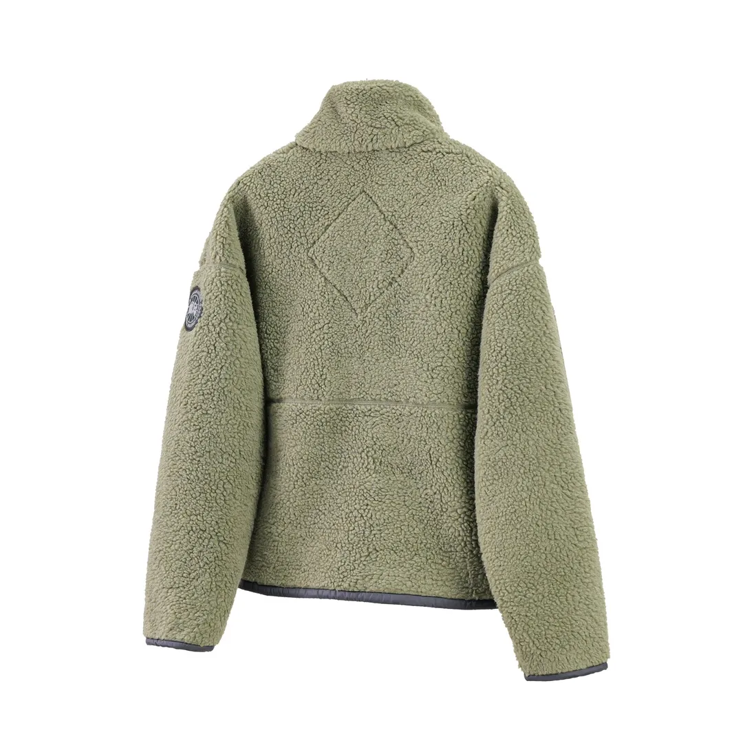 P620 Canada Goose/Canada Goose Shearling Jacket Simcoe Shearling Zip Jacket is made from Kind artificial long-hair sherpa, our new generation of wool fleece that helps keep the earth cold and the people on it warm. It features dropped shoulders, a high collar and an adjustable waist hem with internal drawstrings. Standard embroidery color label; top-quality goose Simcoe lambskin Color: Apricot Pink Black Gray White Army Green Size: S M L